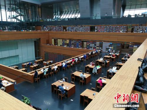 圖為假期期間國家圖書館里的閱讀者。<a target='_blank'  >中新網(wǎng)</a>記者 張尼 攝