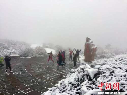 游客在如水墨畫的風(fēng)景里歡跳?！≌缑贰z