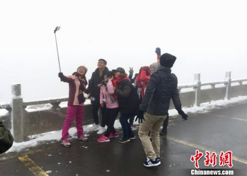 游客在景區(qū)玩起自拍?！≌缑贰z