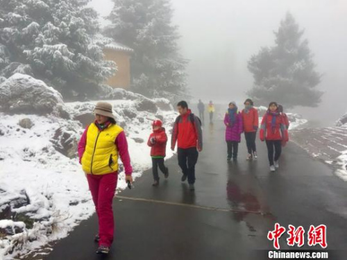 雪天依然難擋游人的腳步，大批游客來到天山天池景區(qū)游覽賞雪景?！≌缑贰z