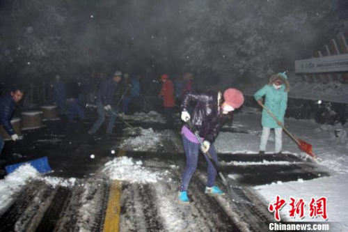 天山天池景區(qū)為保游客出行暢通，組織環(huán)衛(wèi)人員進(jìn)行清掃作業(yè)?！∑铑伋z