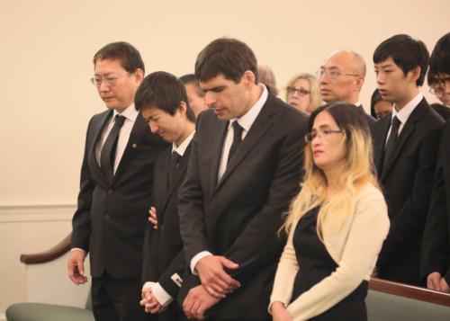 劉美蕓悲痛的父親劉志強(qiáng)(左起)、哥哥劉心誠(chéng)和媽媽羅麗玲(右)。(美國(guó)《世界日?qǐng)?bào)》/張蕙燕 攝)