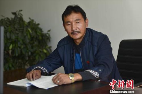 十九大代表向巴扎西?！≈芪脑?攝