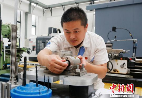 圖為工作中的周皓。　尹海明 攝