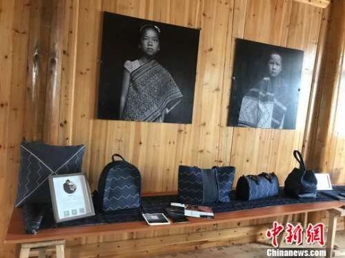加入設(shè)計元素、融入現(xiàn)代生活的侗錦產(chǎn)品 傅煜 攝