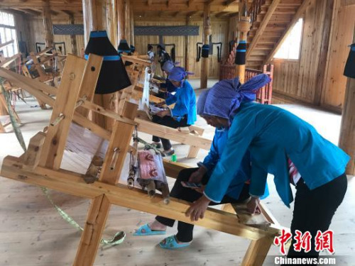 織娘們在“中國侗錦傳承基地”互相交流、切磋技藝 傅煜 攝