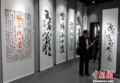 王巖平藝術(shù)工作室展示書法精品?！罘?攝