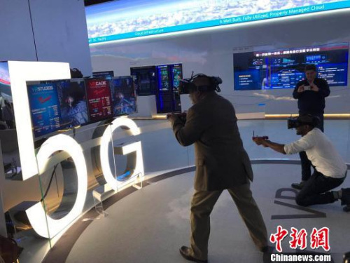 圖為拉美和加勒比國(guó)家記者在深圳華為公司體驗(yàn)“中國(guó)制造”最新技術(shù)和產(chǎn)品?！⌒ば?攝