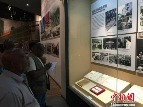 圖為拉美和加勒比國(guó)家記者在深圳博物館參觀改革開放成就展?！⌒ば?攝