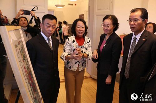 桂從友大使和夫人宋景麗女士參觀絲綢展覽。呂程 攝