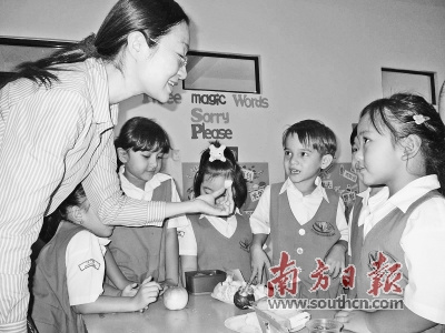 孔菁華在印尼用游戲的方式教印尼小朋友學(xué)中文。