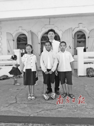 李朝軍與塔馬塔夫華僑學(xué)校的學(xué)生合影。