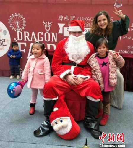 在常州Terrisa與圣誕老人合影。唐娟 攝