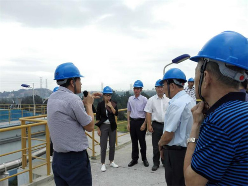 考察團聽取公司環(huán)保設(shè)施建設(shè)與運營情況介紹 考察團聽取公司環(huán)保設(shè)施建設(shè)與運營情況介紹