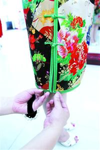 “老字號(hào)”龍鳳旗袍從學(xué)校找到了新的傳承人。均 蔣迪雯　攝