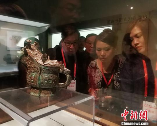 海外華校校董在山西博物院參觀?！罱苡?攝