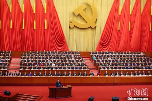 10月18日上午，中國共產(chǎn)黨第十九次全國代表大會在北京人民大會堂開幕。習(xí)近平代表第十八屆中央委員會向大會作報告。 <a target='_blank' >中新社</a>記者 劉震 攝