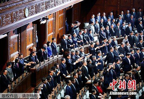 資料圖：當?shù)貢r間2017年9月28日，日本首相安倍晉三宣布解散眾議院后，多名內(nèi)閣成員舉手歡呼。