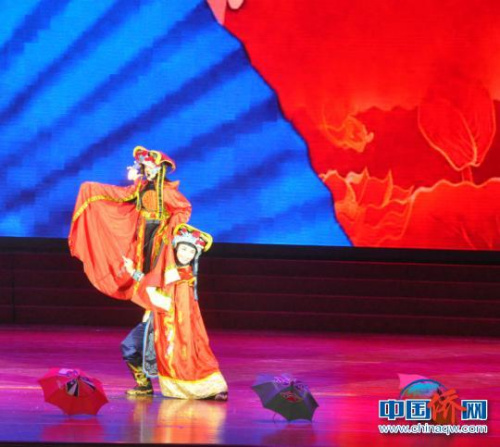 圖為廣西青年戲曲表演藝術(shù)家葉小蓮表演《變幻奇彩》 林浩 攝 圖為廣西青年戲曲表演藝術(shù)家葉小蓮表演《變幻奇彩》 林浩 攝