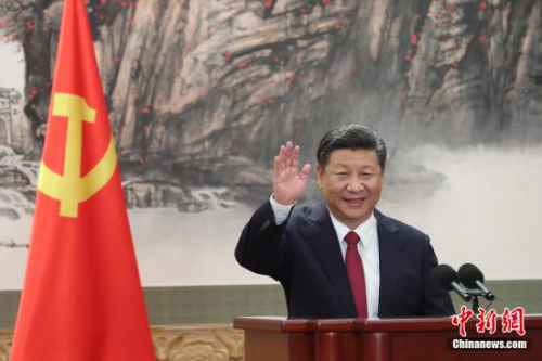 10月25日，剛剛在中共十九屆一中全會上當(dāng)選的中共中央總書記習(xí)近平和中央政治局常委李克強、栗戰(zhàn)書、汪洋、王滬寧、趙樂際、韓正在北京人民大會堂同采訪十九大的中外記者見面。<a target='_blank' >中新社</a>記者 盛佳鵬 攝