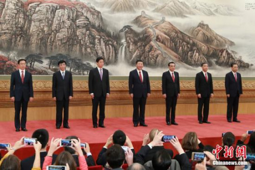 10月25日，在中共十九屆一中全會上當(dāng)選的中共中央總書記習(xí)近平和中央政治局常委李克強、栗戰(zhàn)書、汪洋、王滬寧、趙樂際、韓正在北京人民大會堂同中外記者見面。<a target='_blank' >中新社</a>記者 盛佳鵬 攝