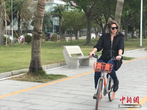 來華報道十九大的外國記者發(fā)現(xiàn)街頭隨處可見“共享單車”。外國記者們仔細詢問用法，下載軟件“試騎”，并表示要將這個“新鮮事”播報給本國讀者。圖為來自阿根廷的記者波戈里萊斯在珠海街頭試騎共享單車。 肖欣 攝