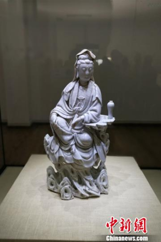 “何朝宗款”瓷塑作品《坐巖觀音》?！O虹 攝