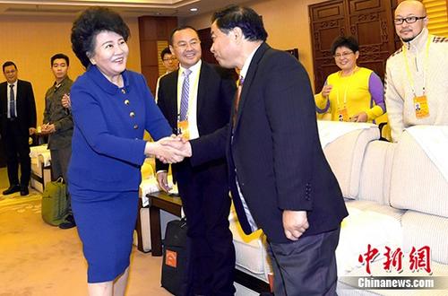 10月26日，國務(wù)院僑務(wù)辦公室主任裘援平在北京與參與十九大采訪報(bào)道的海外華文媒體代表座談。 <a target='_blank' >中新社</a>記者 張勤 攝