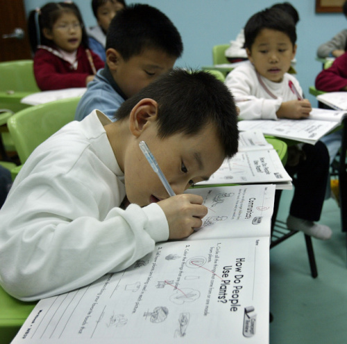 每當(dāng)美國出現(xiàn)一波中國和南韓移民潮時(shí)，亞洲的補(bǔ)教業(yè)就會(huì)開始在美國現(xiàn)蹤。 (美國《世界日報(bào)》)