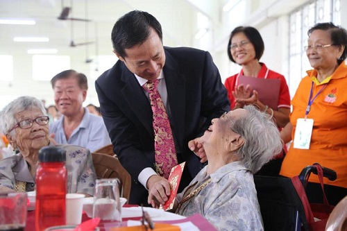 駐加爾各答總領(lǐng)事向老人表示慰問(wèn)。