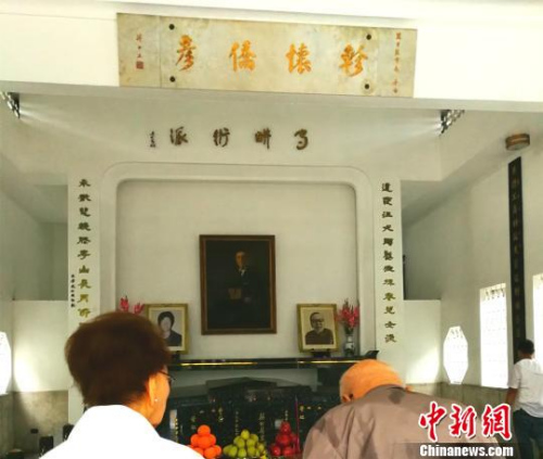 莊氏先祖莊萬里，生前是菲華著名儒商僑領，曾出資援建臺灣“中國文化大學”，并從海外廣為收購離散國寶自建“兩塗軒”珍藏，在大陸和臺灣都廣有人脈。靈堂里懸掛著兩岸及菲華政經(jīng)、僑界名人題寫的牌匾。　關向東 攝