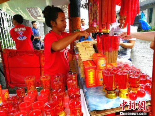 “亡人節(jié)”華僑義山出售祭祖香燭的攤檔。　關向東 攝