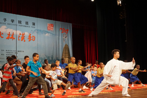 加納兒童登臺練習武術。