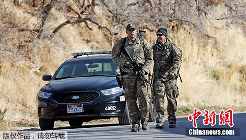 圖為警方正在附近的山麓和峽谷尋找疑犯。