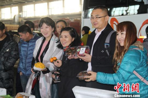 圖為海外華文媒體高層代表在新疆九鼎農(nóng)貿(mào)市場采訪。　袁晶 攝