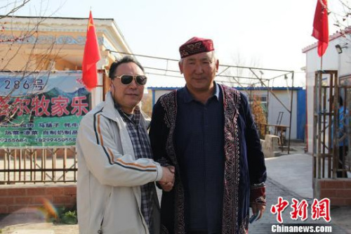 圖為新西蘭中華新聞通訊社副總編任雪冬與新疆兵團(tuán)哈薩克族牧民合影?！≡?攝