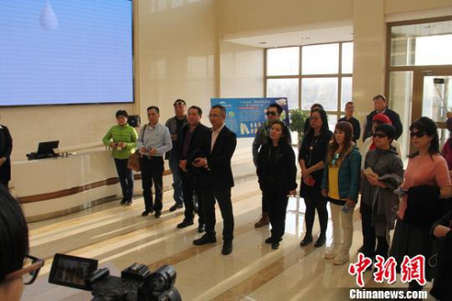 圖為18家海外華文媒體高層代表團(tuán)一行在新疆兵團(tuán)企業(yè)——新疆天潤乳業(yè)進(jìn)行參觀。　袁晶 攝