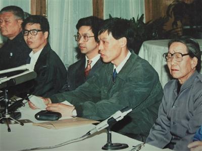 1994年在北京召開(kāi)的對(duì)日民間索賠新聞發(fā)布會(huì)，右一為“慰安婦”受害者李秀梅。右三為童增。