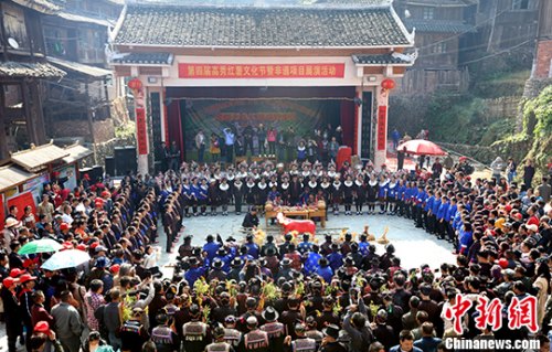 11月4日，廣西三江侗族自治縣林溪鎮(zhèn)高秀村群眾在講款。 吳練勛 攝