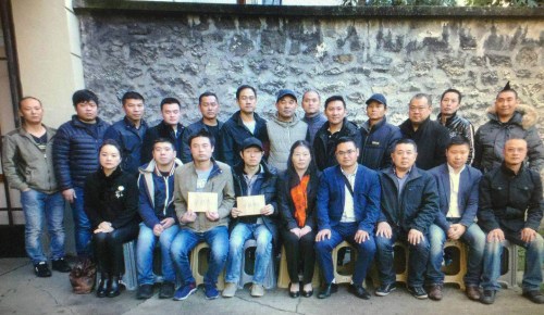 巴黎華助中心看望被打中國同胞。（《歐洲時報》/記者黃冠杰 攝）