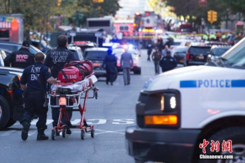 大量警力聚集在紐約卡車撞人襲擊現(xiàn)場。 <a target='_blank' >中新社</a>記者 廖攀 攝