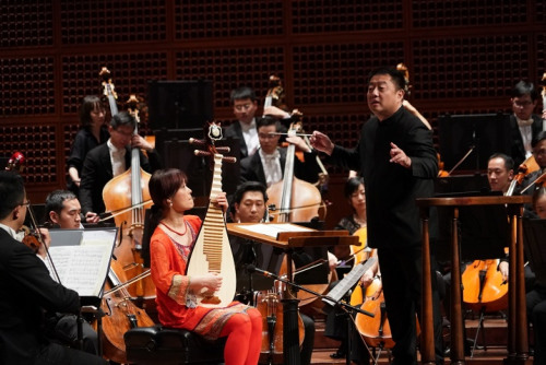琵琶演奏家吳蠻領銜演奏《琵琶與弦樂隊協(xié)奏曲》。