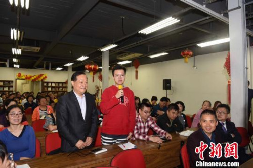 圖為圣保羅華校中文老師向國內(nèi)名師提問?！∧尚?攝