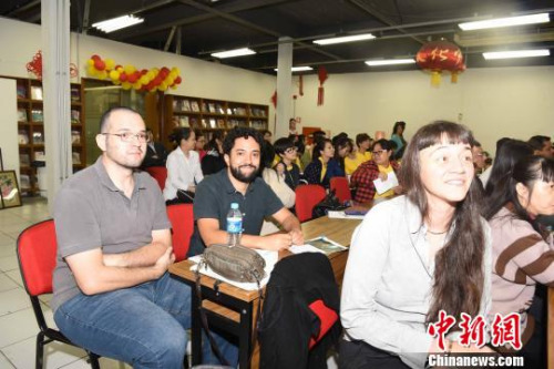 圖為巴西籍老師參加中文教學(xué)課程講座?！∧尚?攝