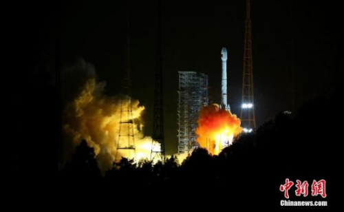 11月5日，中國在西昌衛(wèi)星發(fā)射中心用長征三號乙運(yùn)載火箭，以“一箭雙星”方式成功發(fā)射第24顆、第25顆北斗導(dǎo)航衛(wèi)星。<a target='_blank' >中新社</a>發(fā) 李晉 攝