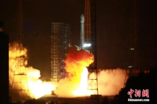 11月5日，中國在西昌衛(wèi)星發(fā)射中心用長征三號乙運(yùn)載火箭，以“一箭雙星”方式成功發(fā)射第24顆、第25顆北斗導(dǎo)航衛(wèi)星。<a target='_blank' >中新社</a>發(fā) 謝奇勇 攝