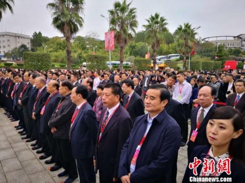 第十一屆海峽兩岸茶業(yè)博覽會(huì)11月15日——18日在福建武夷會(huì)山舉行。來(lái)自印度、斯里蘭卡、馬來(lái)西亞、日本、韓國(guó)等國(guó)家及港澳臺(tái)兩岸三地茶葉企業(yè)或代理商參展并與會(huì) 陳偉 攝