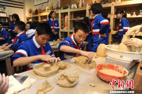 圖為學生們在認真體驗陶藝。