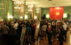 招待會現(xiàn)場的畫展。
