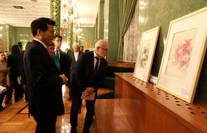 李輝大使參觀畫展。